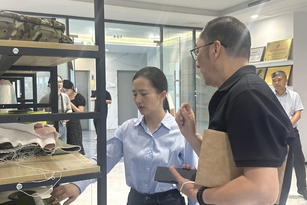 Zhou Xiao, Savivaldybės partijos komiteto nuolatinio komiteto, Propagandos departamento ministro ir Jungtinio Fronto darbo departamento ministro, Nebendradarbiavo Changshu poliesterio tyrimams, tyrinėjimui.